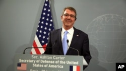 지난 20일 프랑스 파리에서 열린 7개국 국방장관 회의에 참석한 애슈턴 카터 미 국방장관이 기자회견을 하고 있다. (자료사진)