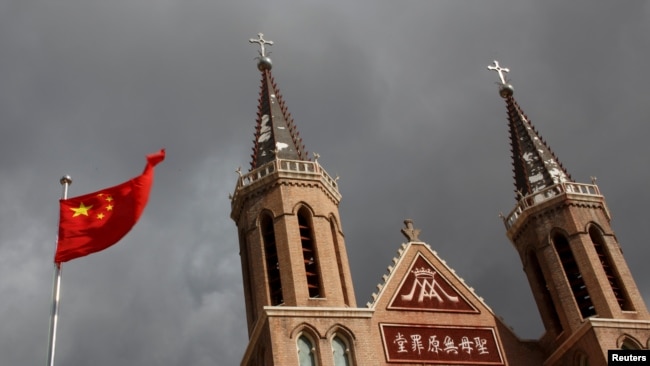 2018年9月30日，中国河北省黄土岗村的天主教地下教堂旁边的中国国旗飘扬。