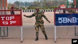 Một binh sĩ Ấn Độ trên biên giới với Pakistan.