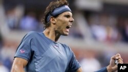 Tay vợt người Tây Ban Nha Rafael Nadal ăn mừng sau khi đánh bại cây vợt hạt giống số một Novak Djokovic.