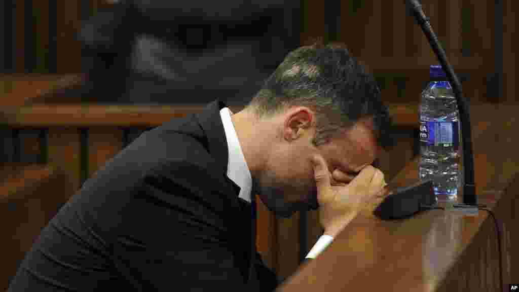 Oscar Pistorius pleure devant&nbsp;la cour alors qu&#39;il écoute la sentence de cinq ans de prison que la&nbsp;juge Thokozile Masipais a prononcée à Pretoria, Afrique du Sud, le 21 ocotbre 2014. 