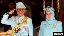 Raja baru Malaysia Sultan Abdullah Sultan Ahmad Shah dan Ratu Tunku Azizah Aminah Maimunah menghadiri upacara penyambutan di Gedung Parlemen di Kuala Lumpur, Malaysia 31 Januari 2019. (Foto: Reuters)