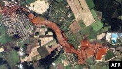 Ảnh vệ tinh của NASA cho thấy các khu vực ở miền nam Hungary, nơi bức tường của hồ chứa chất thải bị vỡ gây tai nạn tràn bùn độc vào các ngôi làng gần đó, giết chết 8 người