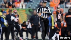 L'arbitre de NFL Sarah Thomas lors du match des Broncos de Denver contre les Bengals de Cincinnati en seconde période au Paul Brown Stadium, le 2 décembre 2018 à Cincinnati dans l'Ohio. (Reuters/Aaron Doster)