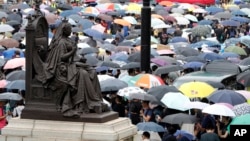 Người biểu tình Hong Kong trong cuộc biểu tình gần tượng Nữ hoàng Victoria tại Công viên Victoria hôm 18/8.