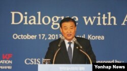 강창희 국회의장이 17일 서울에서 열린 미-한동맹 60주년 ‘한미 대사와의 대화’ 행사에서 축사하고 있다. 