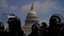 Cảnh sát chống bạo động tuần tra gần trụ sở Quốc hội Hoa Kỳ ở thủ đô Washington hôm 18/9/2021 nhân một cuộc tập họp do các đồng minh của cựu Tổng thống Trump tổ chức.