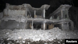 Một phần bức tường sụp đổ của một tòa nhà bị phá hủy sau vụ đánh bom xe ở Hamarweyne, thủ đô Mogadishu, Somalia, ngày 26 tháng 2 năm 2016.