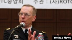 버나드 샴포우 주한 미 8군사령관이 9일 서울 프레스센터에서 열린 한국 ROTC 중앙회 조찬 강연에서 질문에 답하고 있다.