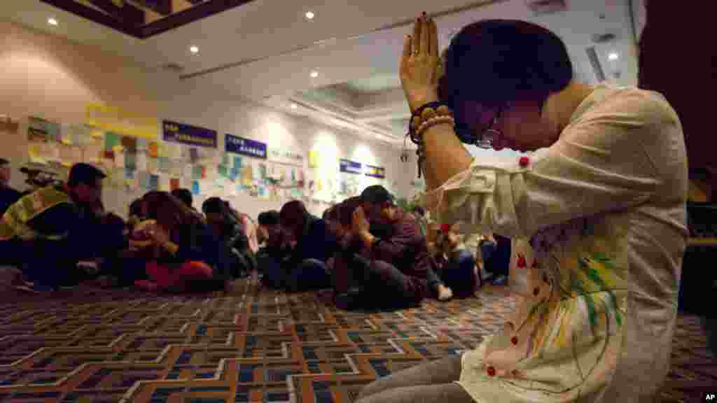 Relatives of Chinese passengers on Flight MH370 pray at a prayer room in Beijing, April 4, 2014.
