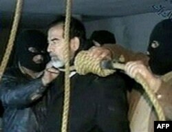 Saddam Hussayn 2006 yilning dekabrida dorga osilgan