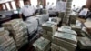 ဘဏ်လုပ်ငန်းတခုတွင် ပိုက်ဆံများ ရေတွက်နေကြတဲ့ ဘဏ်ဝန်ထမ်းများ (ဂျူလိုင် ၂၁၊ ၂၀၁၁)