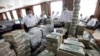 ဘဏ်လုပ်ငန်းတခုတွေ ငွေများ ရေတွက်နေသည့် ဝန်ထမ်းများ (သတင်းဓာတ်ပုံ- ဇူလိုင် ၂၁၊ ၂၀၁၁)