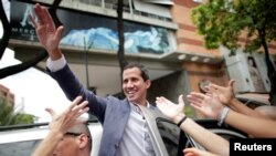 Pemimpin oposisi Venezuela Juan Guaido, yang didukung oleh banyak negara sebagai pemimpin sementara, meninggalkan sebuah unjuk rasa yang mendukung Majelis Nasional Venezuela dan menentang Presiden Nicolas Maduro di Caracas, 11 Mei 2019.