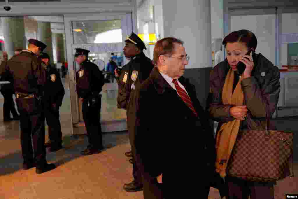 ABŞ konqresmeni Cerrold Nadler və Konqresin qadın üzvü Nadiya Velaskez Nyu Yorkun Con F, Kennedi hava limanında 4-cü terminalın qarşısında.&nbsp; &nbsp;