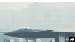중국 스텔스 전투기로 알려진 항공기 모습 (교토 / 로이터 사진)