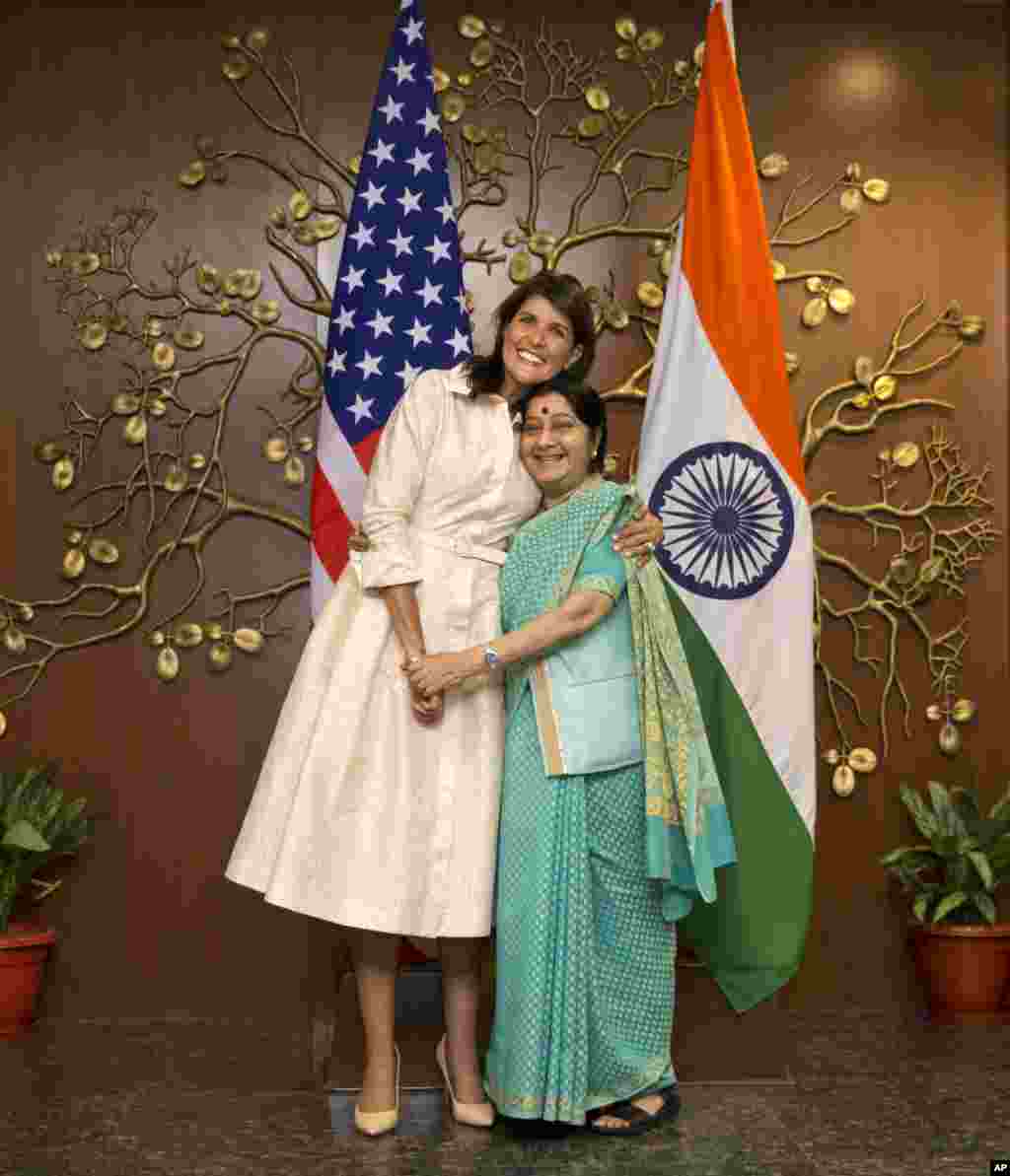عکس یادگاری نیکی هیلی با وزیر امور خارجه هند. خانم هیلی که هندی تبار است، متولد آمریکا و اکنون سفیر آمریکا در سازمان ملل متحد است.