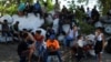 Migrantes de la caravana que trata de llegar hasta Estados Unidos esperan una oportunidad para cruzar a México desde Tecun Uman, Guatemala, el 21 de enero de 2020.