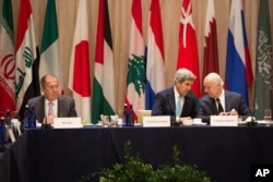 U.S. Secretary of State John Kerry (C) sits with United Nations special envoy to Syria, Staffan de Mistura (R) and Russian Foreign Minister Sergei Lavrov during a meeting of the International Syria Support Group, Sept. 20, 2016, in New York.