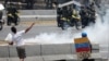 Đụng độ trên đường phố ở Venezuela hôm 1/5.