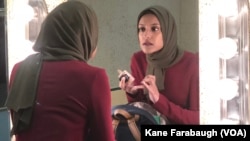 Reporter Tahera Rahman merapikan makeup sebelum tampil sebagai pembaca berita di televisi (foto: dok). 