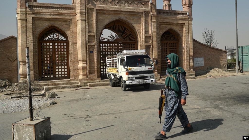 塔利班战斗人员走过发生爆炸的喀布尔埃德加清真寺的入口。（2021年10月4日）(photo:VOA)