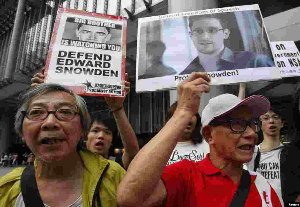 Protesters supporting Edward Snowden, a contractor at the National Security Agency (NSA) who leaked details of the U.S. government&#39;s secret monitoring program, march to U.S. Consulate in Hong Kong. 