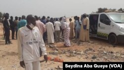 Les victimes de Gadaye sur le site où leurs maisons ont été démolies, au Sénégal, le 28 juin 2020. (VOA/Seydina Aba Gueye)