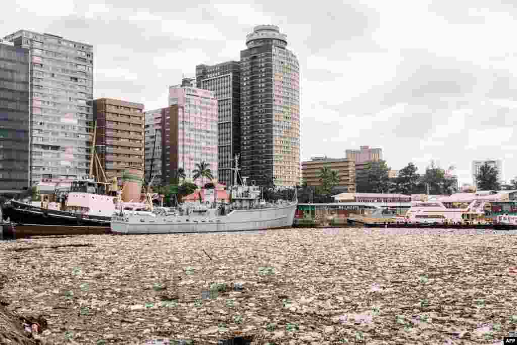 The port of Durban, South Africa, is swamped by tons of debris, mostly plastic and wood. Transnet National Ports Authority (TNPA) has commenced a major clean-up to remove the large volume of waste and vegetation from the port after the recent heavy rains and flooding.
