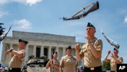 독립기념일 하루 전일 3일 미 해군 의장대가 독립기념일 기념식에 앞서 예행 연습을 하고 있다. 