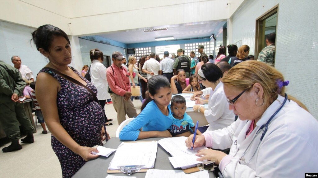 Daktari akiwahudumia watu wanaosumbuliwa na malarai Venezuela, Nov. 3, 2017. 