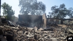 激进组织博科圣地在尼日利亚巴马镇进行了一次袭击后一座被焚毁的建筑废墟。（2014年2月20日）