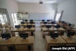 Sebuah gambar yang diambil pada 30 Juni 2020, menunjukkan ruang kelas kosong di sekolah Our Lady of Lourdes di kota Zahle, Lebanon, di wilayah Bekaa tengah. (Foto: AFP/Joseph Eid)
