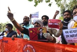 印度抗议者在中国驻新德里大使馆前呼喊口号抗议中印军队在有争议边境发生冲突。（2020年6月17日）
