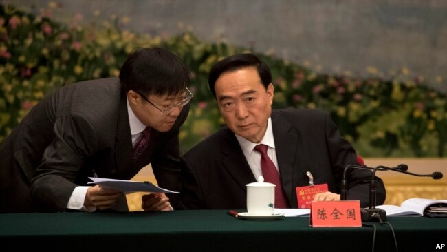 新疆党委书记陈全国(右)出席中共19大(美联社)