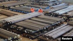 중국 랴오닝성 다롄시 근로자들이 지난 3월 생산 후 야적중인 철강제품들을 점검하고있다. 미국과 유럽연합(EU)은 중국 국영기업이 생산하는 철강과 화학제품 등이 국제 시장질서를 어지럽히고 있어서 중국에 시장경제지위를 부여할 수 없다는 입장이다.