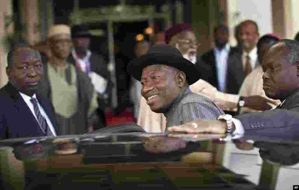 Le président nigérian Goodluck Jonathan, centre, monte dans son véhicule après&nbsp;le renouvellement de l&rsquo;engagement pour des élections pacifiques, &laquo;libres, équitables et crédibles&quot;, avec le candidat d&#39;opposition, le général Muhammadu Buhari, &nbsp;à Abuja, au Nigeria jeudi, 26 mars 2015. &nbsp;