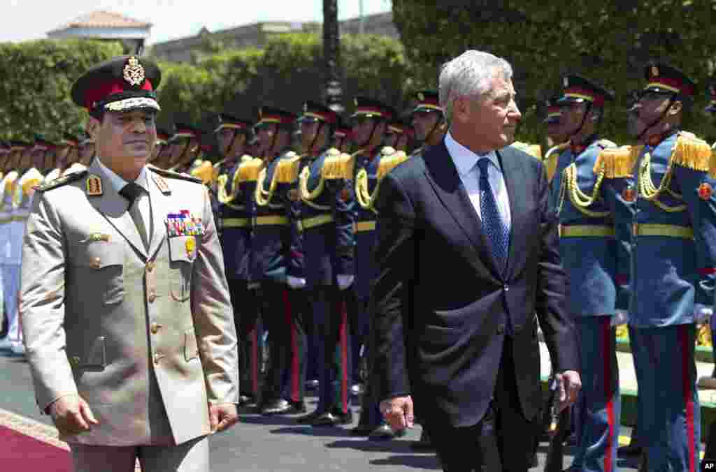 U.S. Secretary of Defense Chuck Hagel walks with Egyptian Defense Minister General Abdel-Fattah&nbsp;al-Sisi&nbsp;during an arrival ceremony at the Ministry of Defense in Cairo, April 24, 2013.