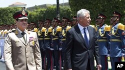 U.S. Secretary of Defense Chuck Hagel walks with Egyptian Defense Minister General Abdel-Fattah el-Sissi during an arrival ceremony at the Ministry of Defense in Cairo, April 24, 2013.