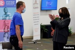 Вице-президент Камала Харрис аплодирует жителю Атланты, только что получившему дозу вакцины в церкви Авен-Езер, 18 июня 2021 года