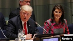 Presiden AS Donald Trump berbicara sedang Dubes AS untuk PBB Nikki Haley menyimak dalam sidang PBB membahas masalah penyalahgunaan obat sebagai rangkaian Sidang Umum PBB ke-73 di New York, 24 September 2018.