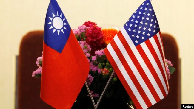 台湾与美国国旗并排摆放