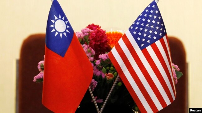 台湾与美国国旗并排摆放 