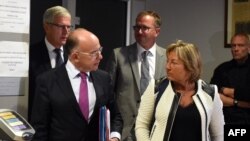 Le ministre français de l'Intérieur Bernard Cazeneuve, à gauche, parle au maire de Calais, Natacha Bouchart, a Calais, France , 2 septembre 2016 