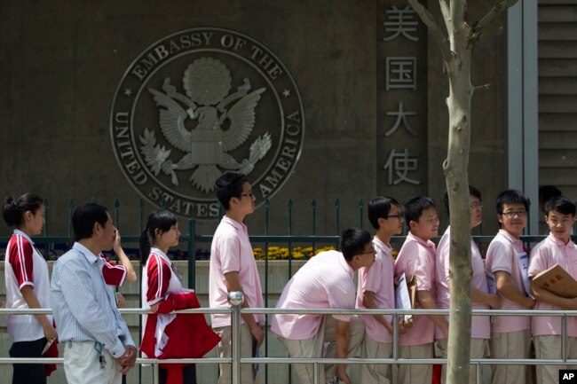 申請美國簽證的中國學生在美國大使館外等候面試（資料照）。
