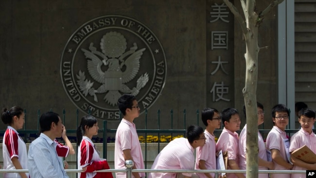 中国学生申请人2012年5月在美国驻北京大使馆前排队等待签证面试。
