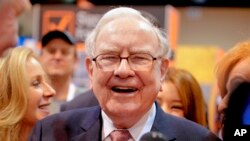 El Presidente y CEO de Berkshire Hathaway, Warren Buffett, se ríe mientras recorre el piso de exhibición en CenturyLink Center en Omaha, Nebraska, el sábado 6 de mayo de 2017, donde las filiales de la compañía exhiben sus productos. 