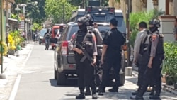 Suasana penggeledahan rumah terduga teroris, inisial JML, yang ditangkap Densus Anti teror di Pajang Laweyan Solo, Senin, 18 November 2019. (Foto: VOA/ Yudha Satriawan)