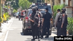 Suasana penggeledahan rumah terduga teroris, inisial JML, yang ditangkap Densus Anti teror di Pajang Laweyan Solo, Senin, 18 November 2019. (Foto: VOA/ Yudha Satriawan)