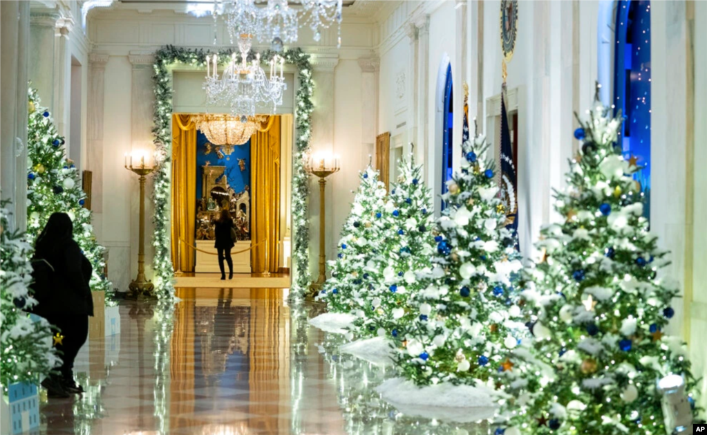 Un corredor de la Casa Blanca decorado para la temporada navideña durante una vista previa para la prensa de las decoraciones navideñas de la Casa Blanca, el 29 de noviembre de 2021.